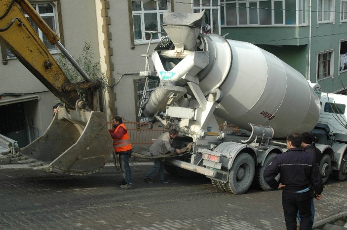 Kağıthane'de beton mikseri duvarda asılı kaldı