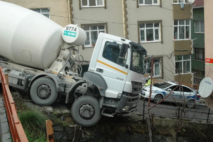 Kağıthane'de beton mikseri duvarda asılı kaldı