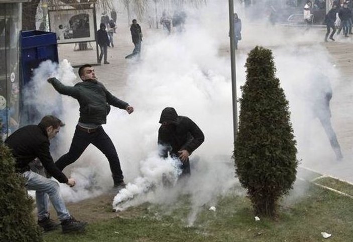 Kosova'da göstericiler ile polis arasında arbede