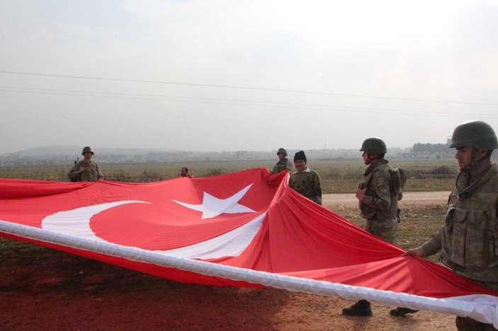 Dev Türk bayrağı Kobani sınırına asıldı