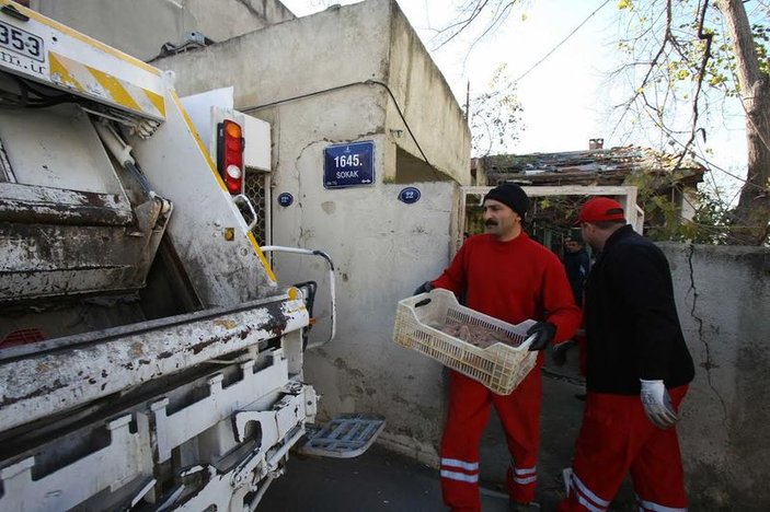 İzmir'de kokoreç imalathanesine baskın yapıldı