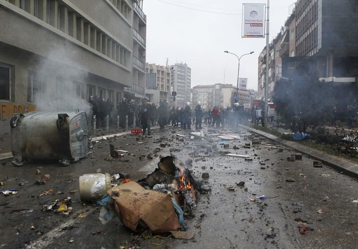Kosova'da sokaklar savaş alanı
