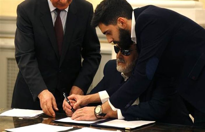 Yunanistan'da ilk kez görme engelli bakan görev yapacak