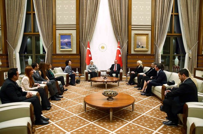 Cumhurbaşkanı Erdoğan sanatçılarla bir araya geldi