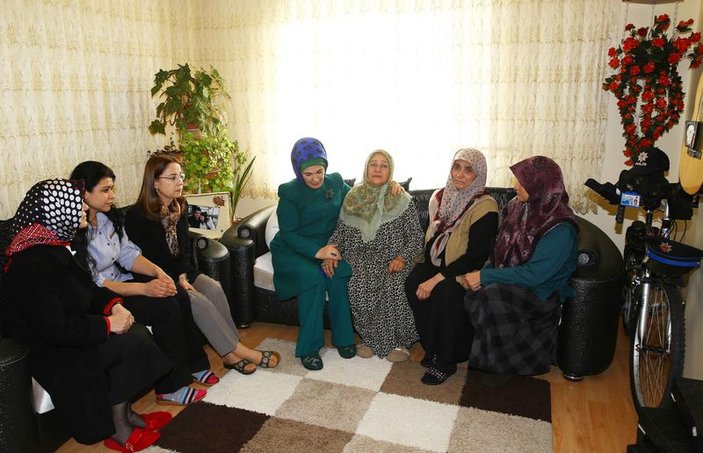 Emine Erdoğan Kırşehir'de huzurevini ziyaret etti