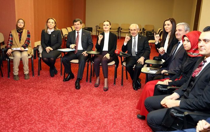 Başbakan Davutoğlu işaret dili dersine katıldı