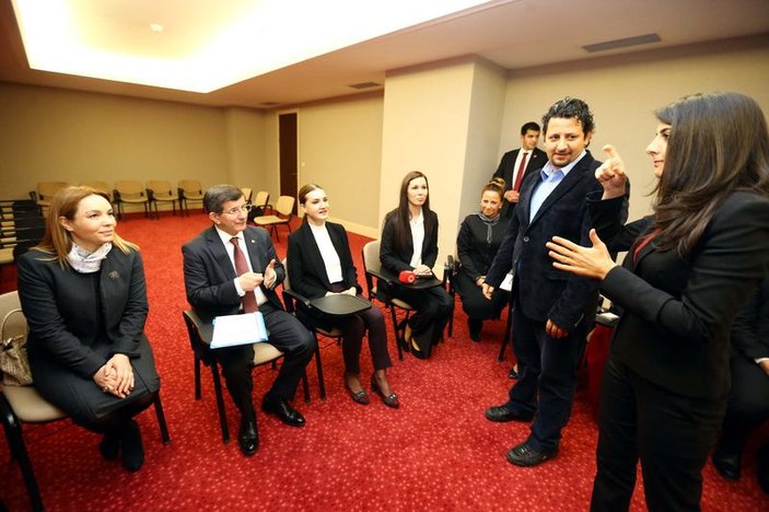 Başbakan Davutoğlu işaret dili dersine katıldı