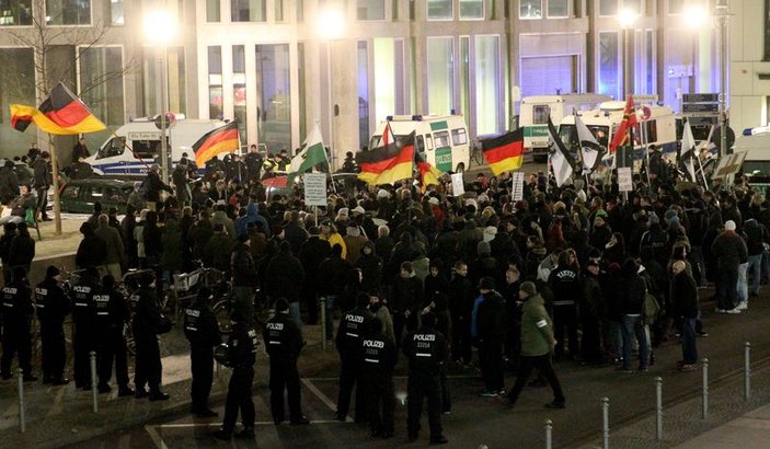 Avusturya'da PEGIDA'yı protesto ettiler