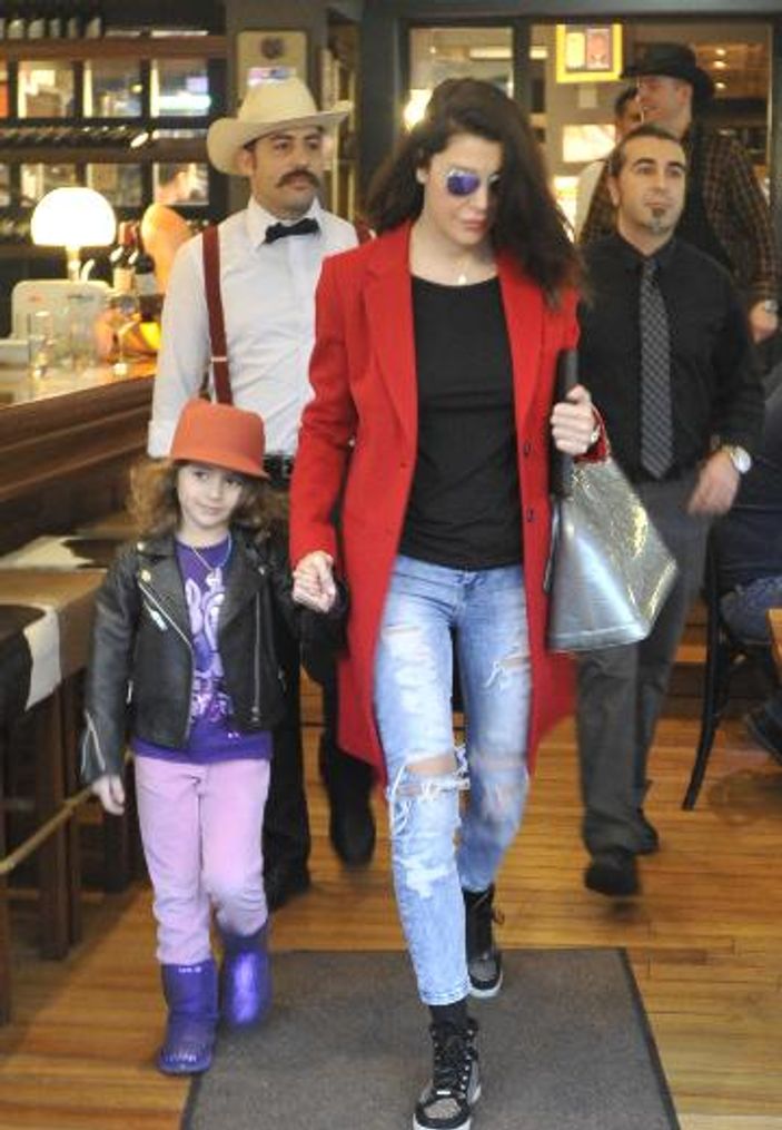 Deniz Akkaya sevgilisini kızıyla tanıştırdı