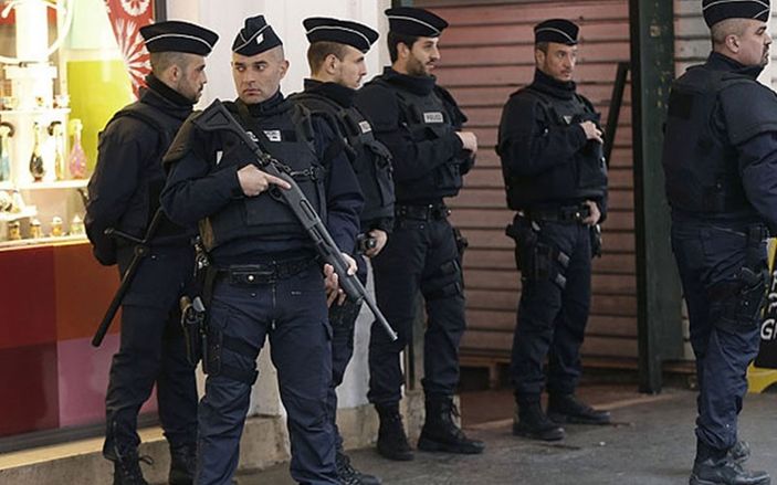 Fransa'da askere bıçaklı saldırı