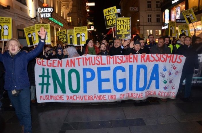Avusturya'da PEGIDA'yı protesto ettiler