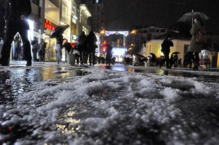İstanbul'da yağan dolu Taksim'i beyaza bürüdü