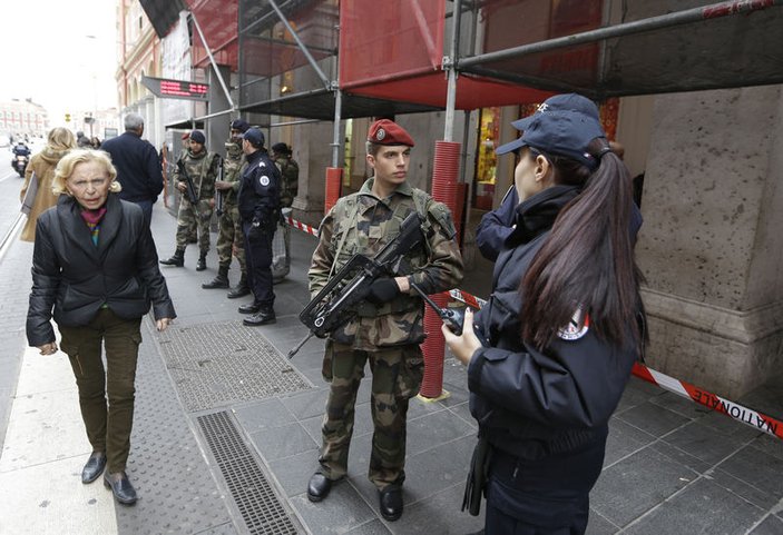 Fransa'nın Nice kentinde askerlere bıçaklı saldırı