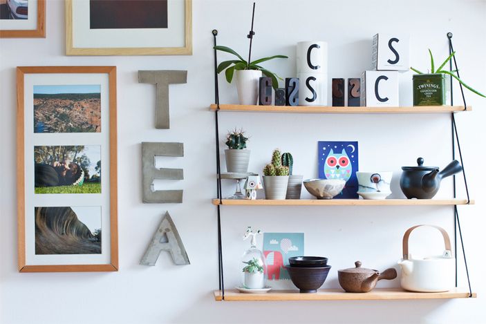 Dekorasyonda duvar rafı kullanımı