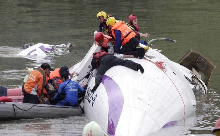 Tayvan'da yolcu uçağı nehre düştü - İzle