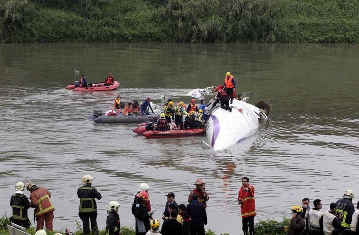 Tayvan'da yolcu uçağı nehre düştü - İzle