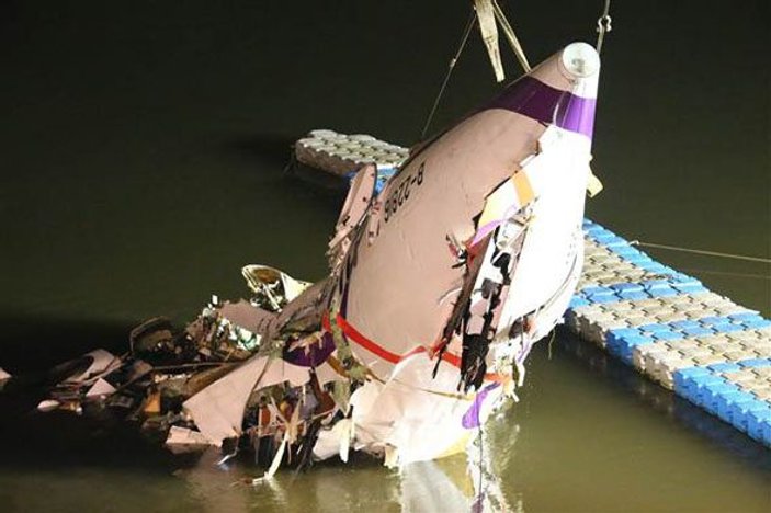 Tayvan'da düşen uçağın pilotu kahraman ilan edildi