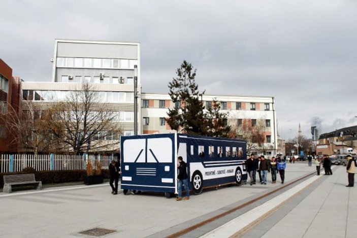 Kosova'da maket otobüslü eylem