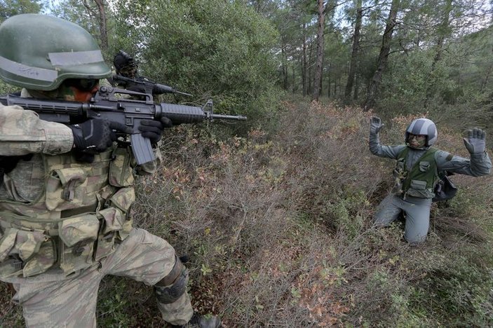 TSK'nın özel timinden nefes kesen görüntüler