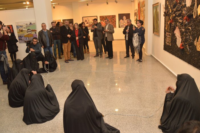 Diyarbakır'da çarşaflı kadınlar galeride sergilendi