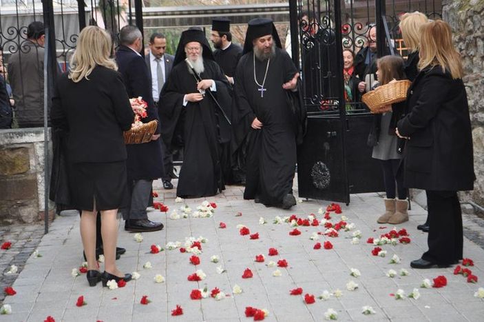 Bartholomeos'a İzmir'de karanfilli karşılama