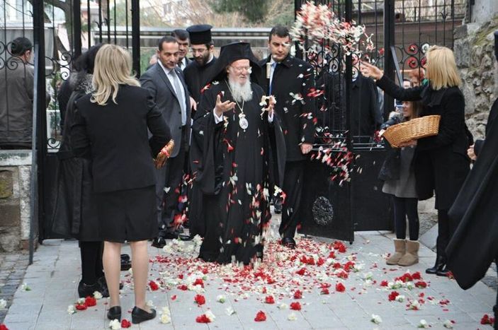 Bartholomeos'a İzmir'de karanfilli karşılama