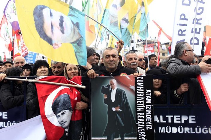 Laik eğitim mitinginde Atatürk ve Öcalan posterleri