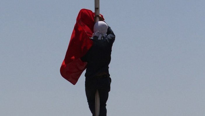 Diyarbakır'da Türk bayrağını indiren sanık yargılanıyor