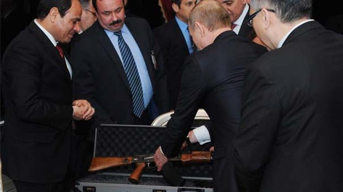 Putin Sisi'ye Kalaşnikof hediye etti