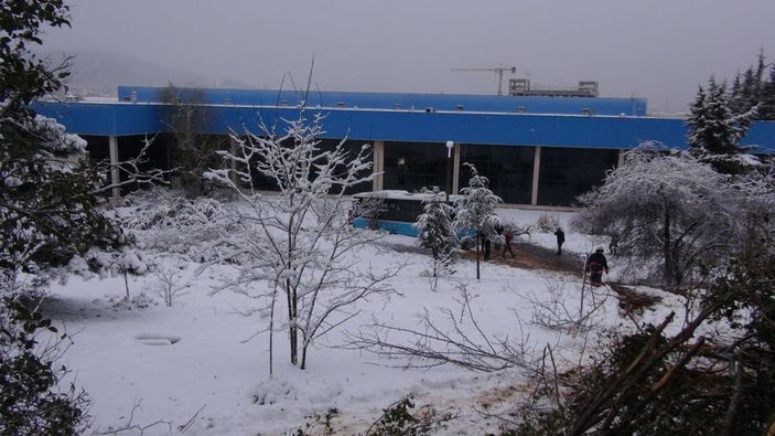 Ümraniye'de halk otobüsü fabrika bahçesine uçtu