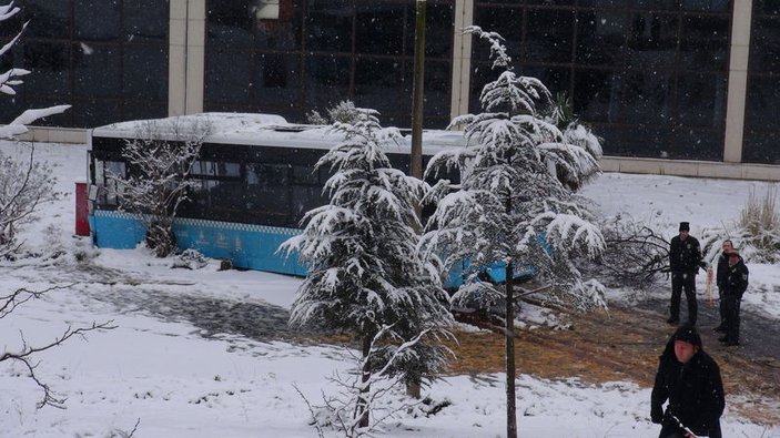 Ümraniye'de halk otobüsü fabrika bahçesine uçtu