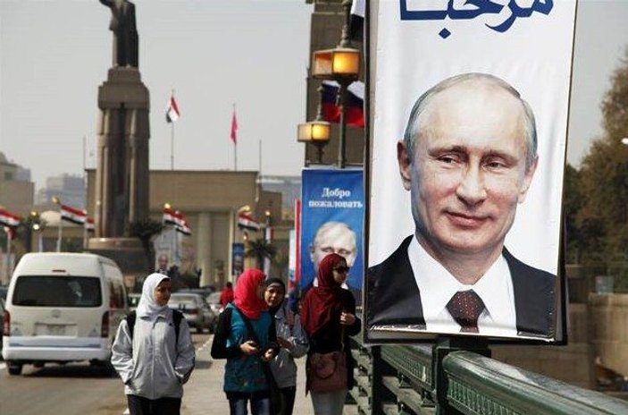 Putin Sisi'ye Kalaşnikof hediye etti