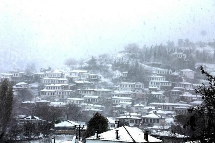İstanbul'da kar yağışı sürüyor