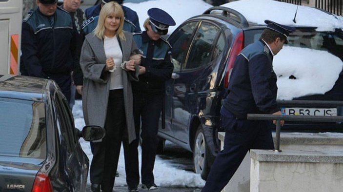 Romanya'nın en seksi bakanı Udrea tutuklandı