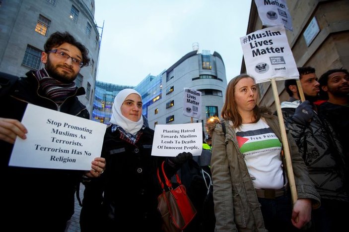 BBC'ye 3 Müslüman genç protestosu