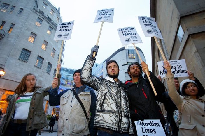 BBC'ye 3 Müslüman genç protestosu