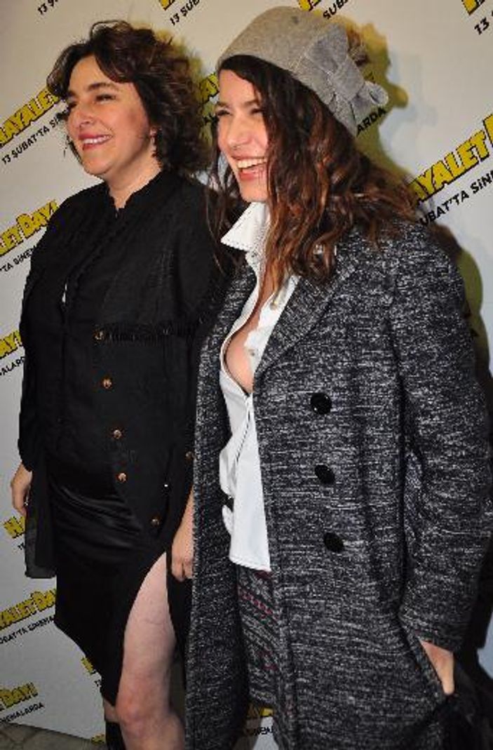 Beren Saat'in gala dekoltesi