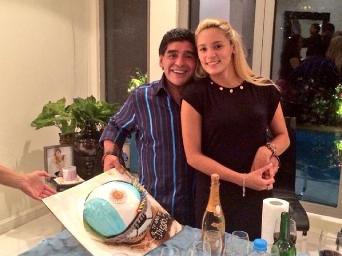 Maradona 24'lük sevgilisi için estetik yaptırdı