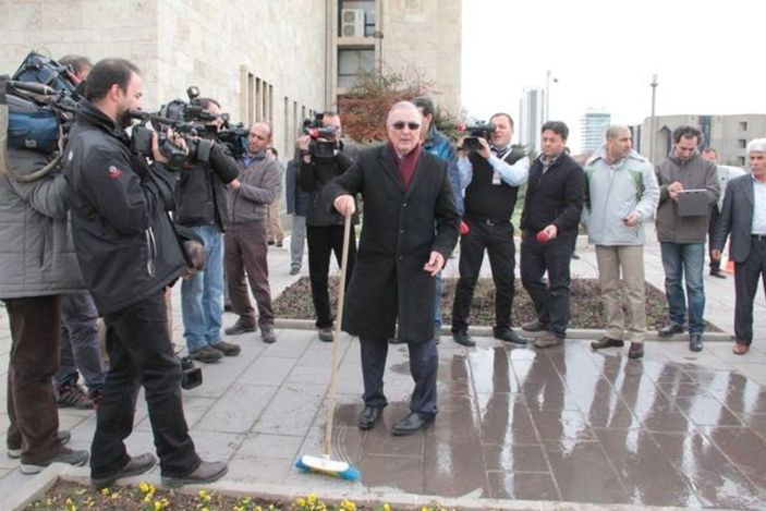 CHP'li vekil Meclis'e koçla gitti