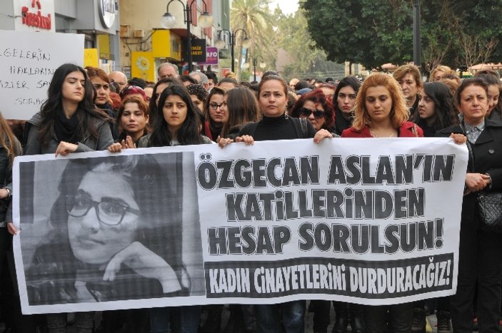 Beyoğlu'nda Özgecan için sloganlarla yürüdüler