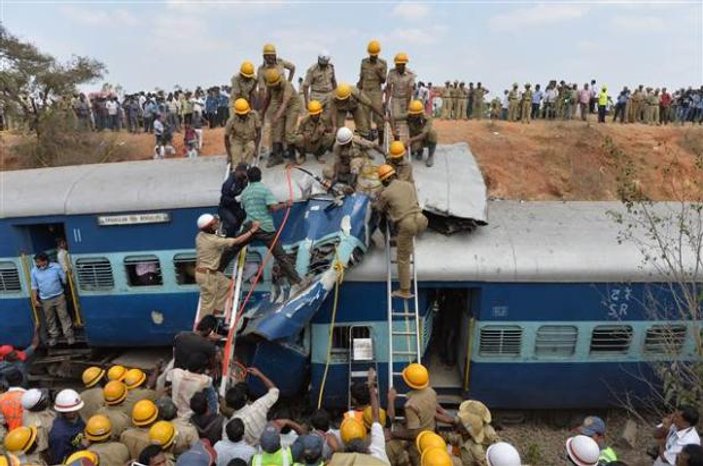 Hindistan'da tren raydan çıktı: 11 ölü 42 yaralı