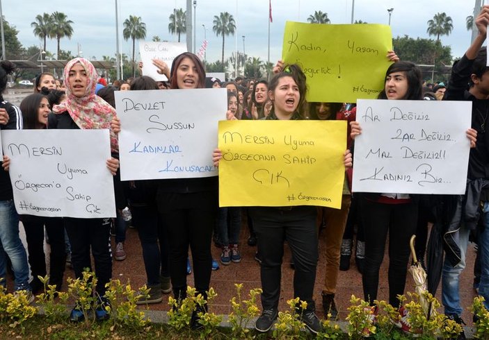 Öğrenciler polis otosundan Özgecan Aslan için slogan attı
