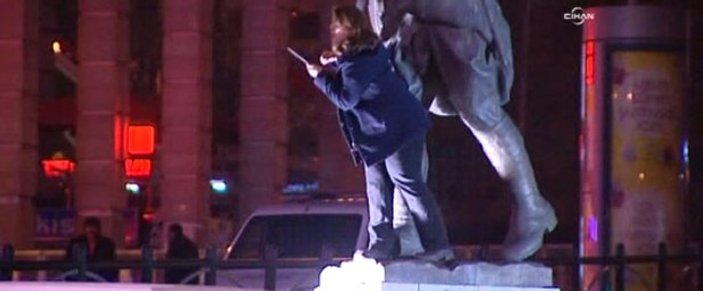 Ankara'da bir kadın Özgecan için bıçakla anıta çıktı