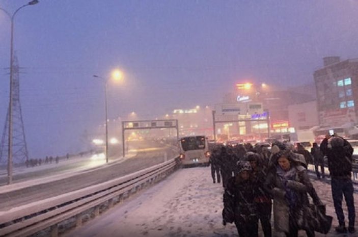 İstanbul'da akşam saatlerinde trafik kilitlendi