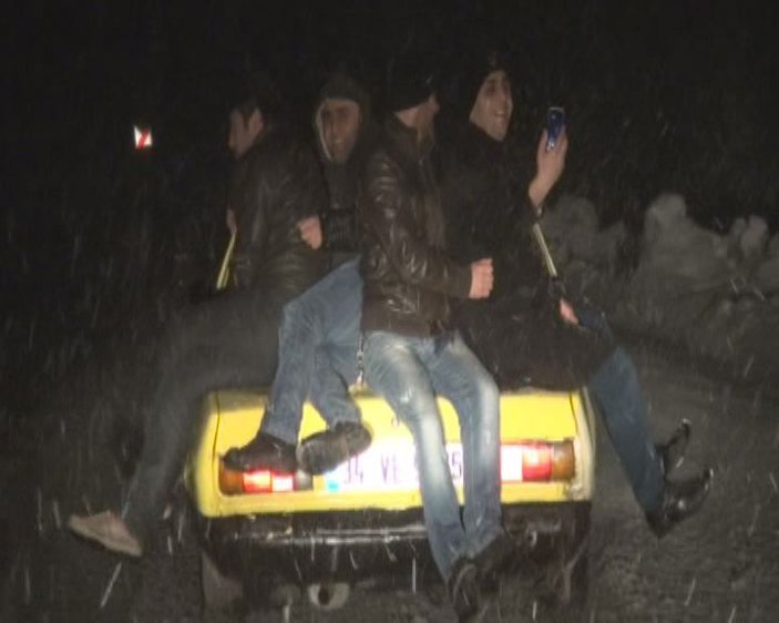 Zonguldak'ta araç üstünde tehlikeli selfie