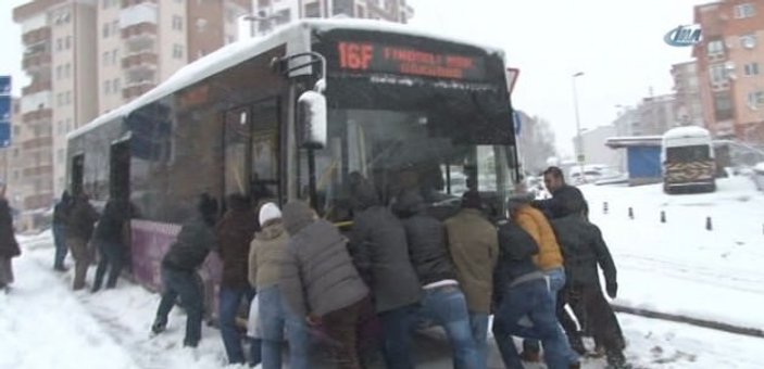 Bostancı'da yolda kalan otobüsü yolcular itti