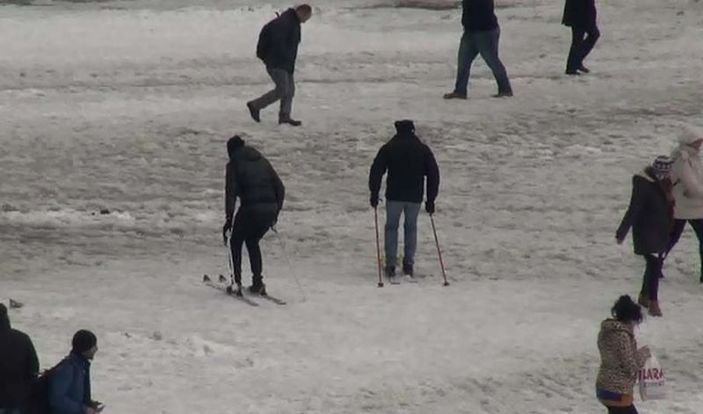 İstanbullular Taksim meydanında kayak yaptı