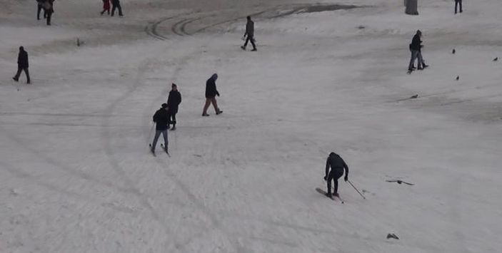 İstanbullular Taksim meydanında kayak yaptı