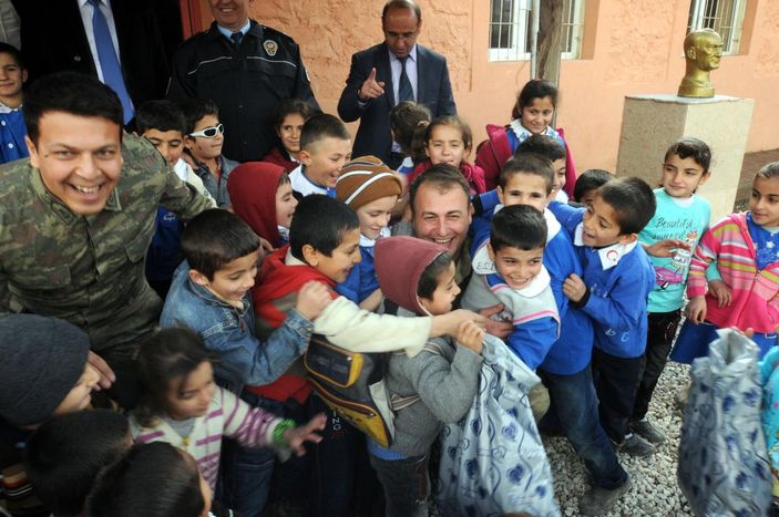 Mehmetçik'ten öğrencilere yardım eli