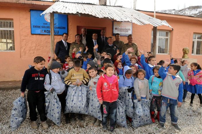 Mehmetçik'ten öğrencilere yardım eli